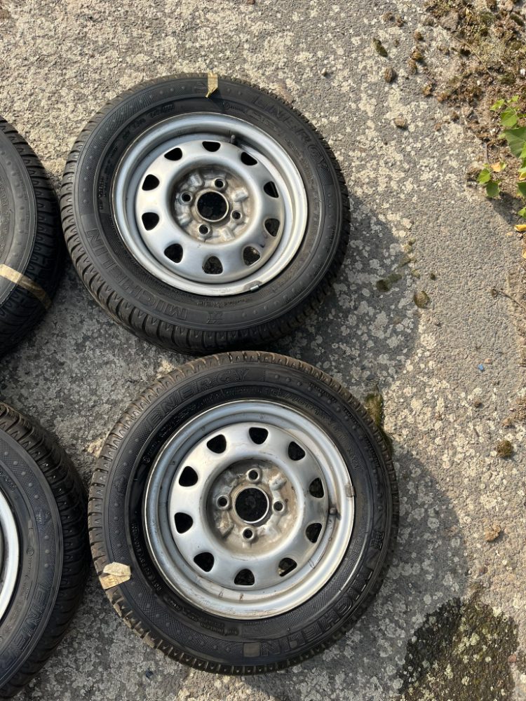 Čtyři celá kola FELICIA disk s pneu MICHELIN