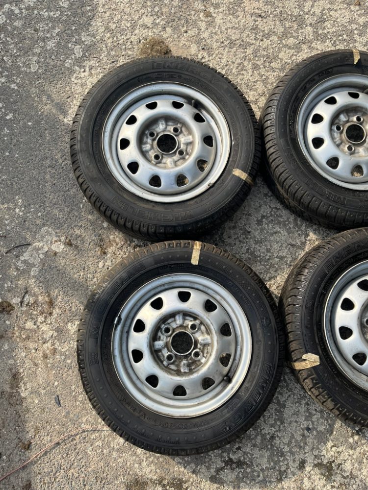 Čtyři celá kola FELICIA disk s pneu MICHELIN