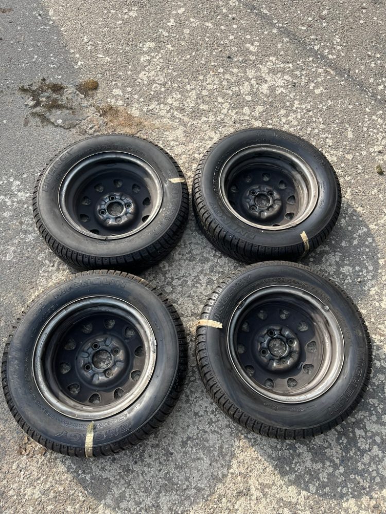 Čtyři celá kola FELICIA disk s pneu MICHELIN