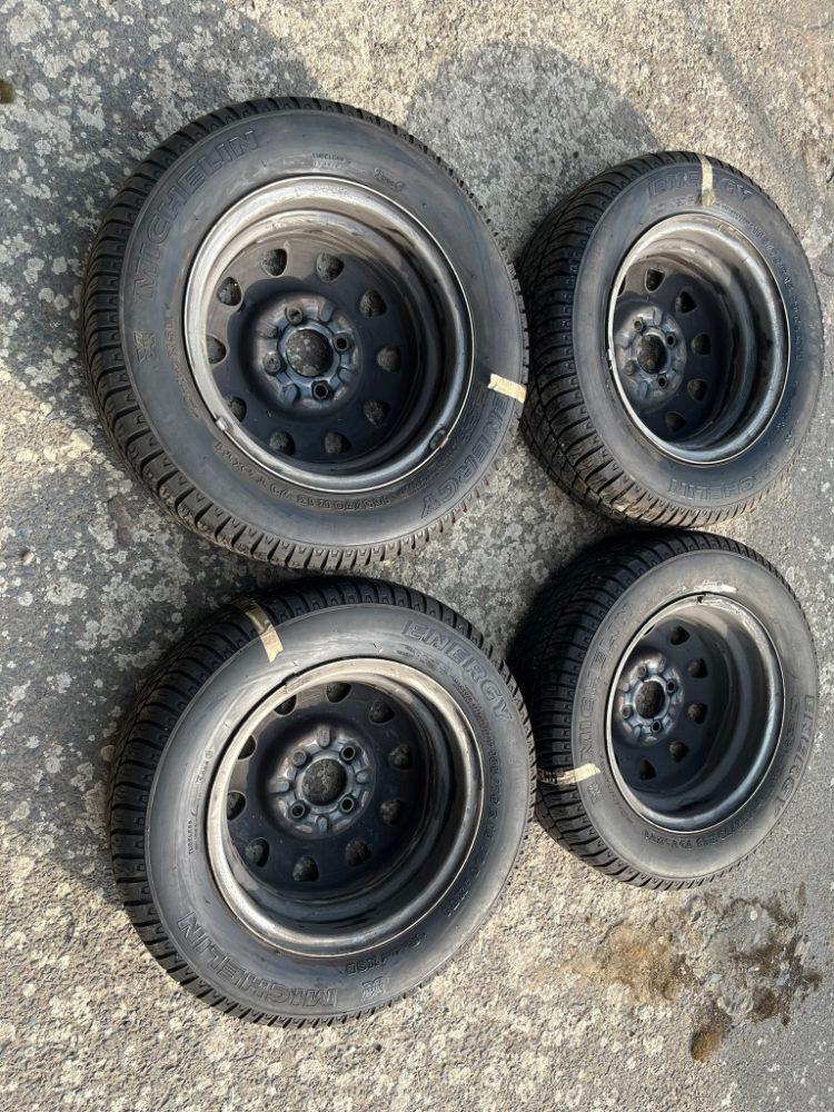 Čtyři celá kola FELICIA disk s pneu MICHELIN