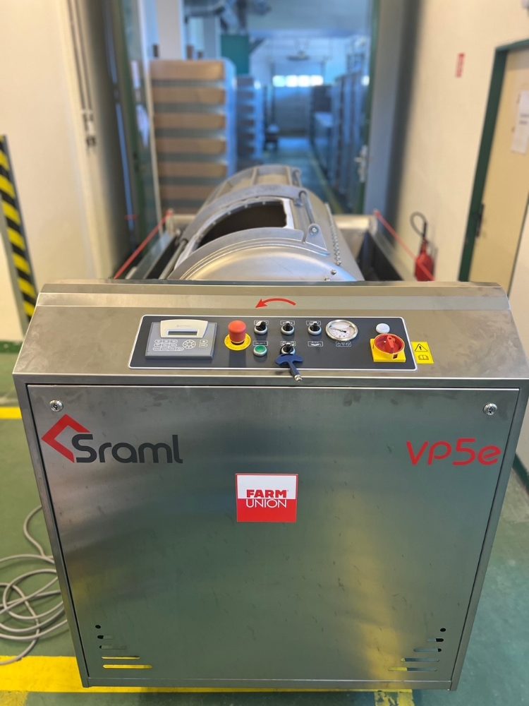 Prodám kompletní technologii ŠRAML pro zpracování ovoce Prodám kompletní technologii ŠRAML pro zpracování ovoce