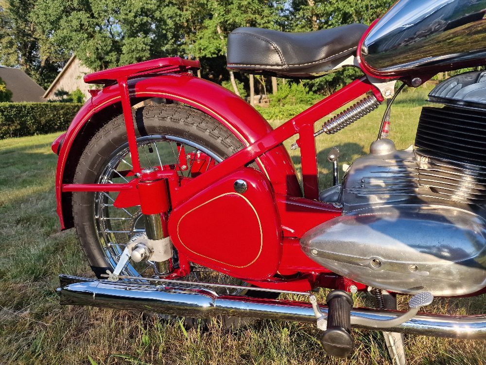 Jawa 250 pérák 1950 Po Renovaci Jawa 250 pérák 1950 Po Renovaci