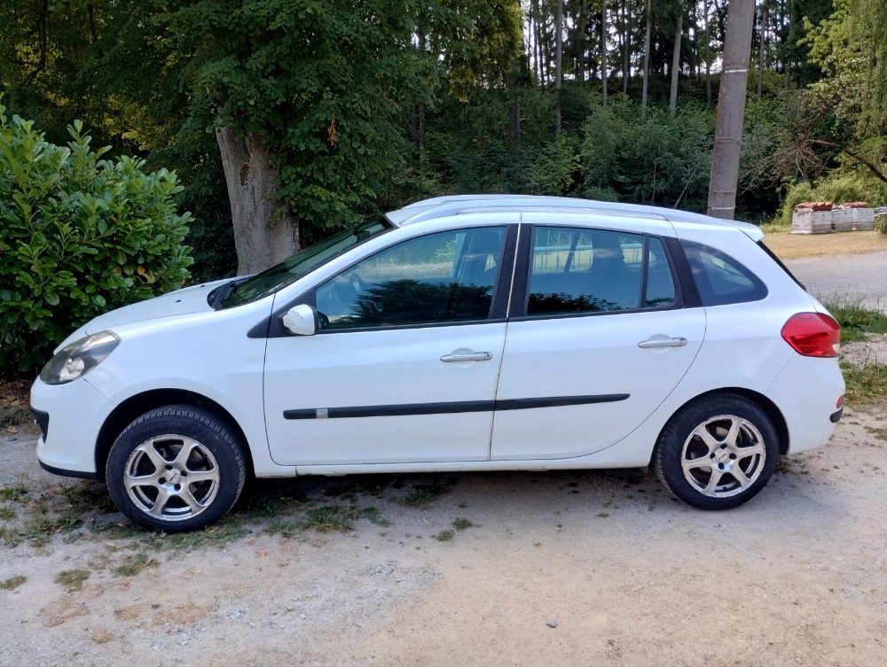 Renault Clio Grandtour 1.5 dCi z roku 2009 / 207192 km. (KR1G0H) Renault Clio Grandtour 1.5 dCi z roku 2009 / 207192 km. (KR1G0H)