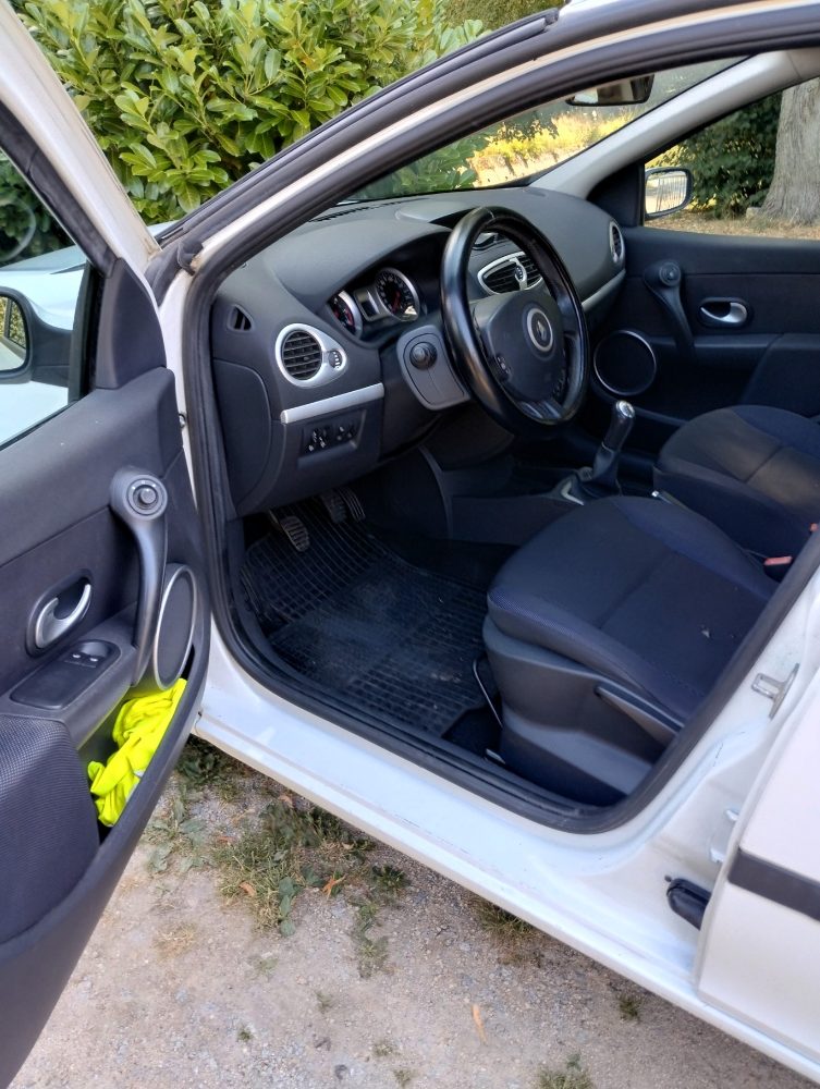 Renault Clio Grandtour 1.5 dCi z roku 2009 / 207192 km. (KR1G0H) Renault Clio Grandtour 1.5 dCi z roku 2009 / 207192 km. (KR1G0H)