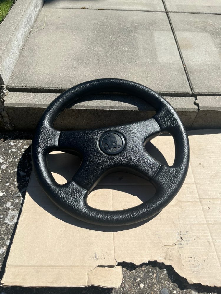 Škoda FAVORIT Čtyřramenný volant - zánovní Škoda FAVORIT Čtyřramenný volant - zánovní
