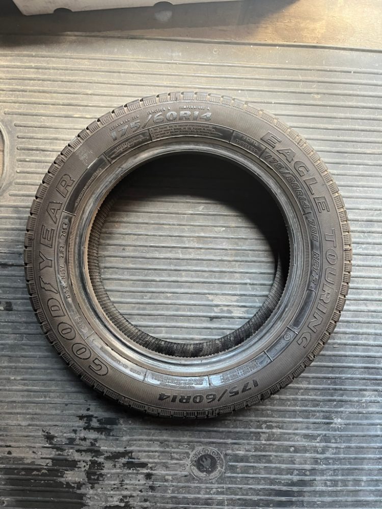 Kolo a pneu 165/70 R13, 175/60 R14 kusové, rezerva (Felicia) Kolo a pneu 165/70 R13, 175/60 R14 kusové, rezerva (Felicia)