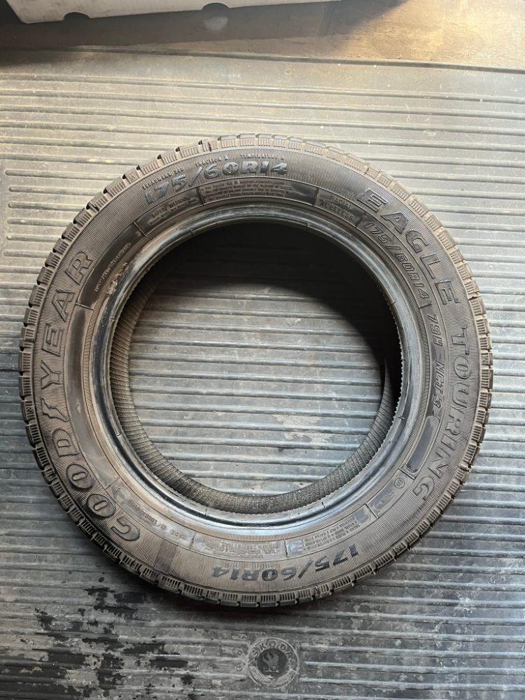 Kolo a pneu 165/70 R13, 175/60 R14 kusové, rezerva (Felicia) Kolo a pneu 165/70 R13, 175/60 R14 kusové, rezerva (Felicia)