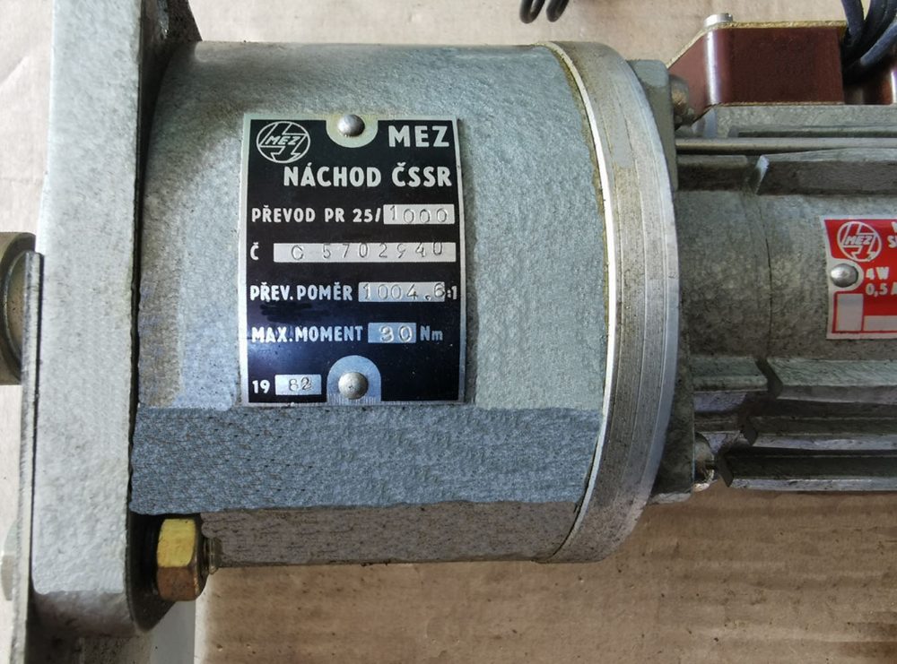 Prodám elektrický servomotor s převodovkou