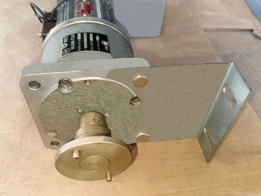 Prodám elektrický servomotor s převodovkou Prodám elektrický servomotor s převodovkou